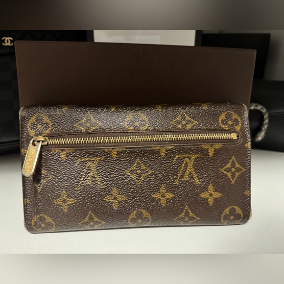 LOUIS VUITTON
Monogram Canvas Eugenie Wallet USED - Picture 4 of 8
